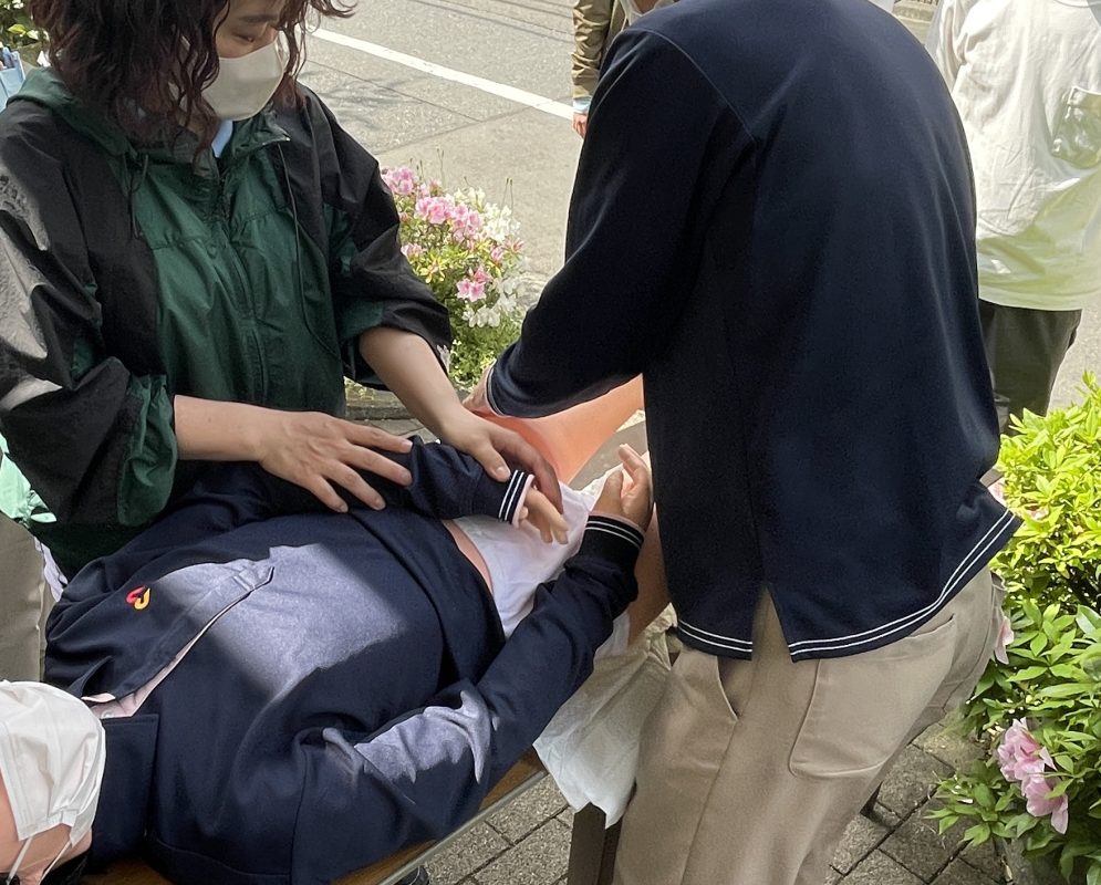 人形を用いた介護用オムツのあて方講座の様子